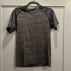 Dark gray/black Lululemon metal vent tee